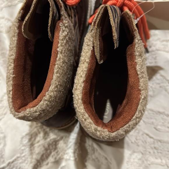 Toms Brown Ankle Boots with Orange Laces - Picture 6 of 7